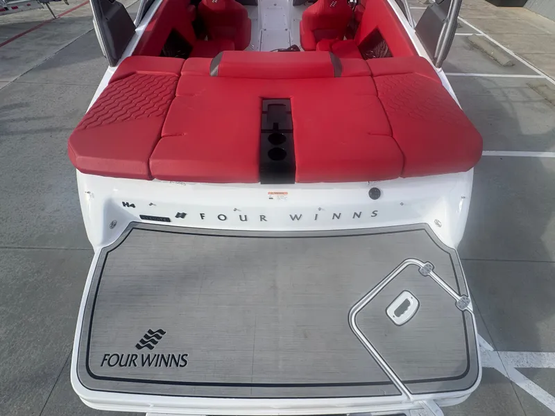 Slide: The Image of Four Winns H4 2023 - 13