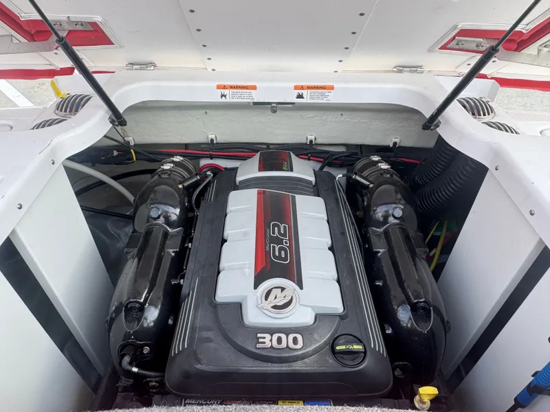 Slide: The Image of Four Winns H4 2023 - 19