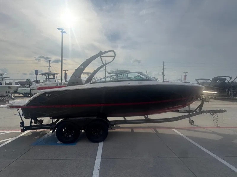 Slide: The Image of Four Winns H4 2023 - 9