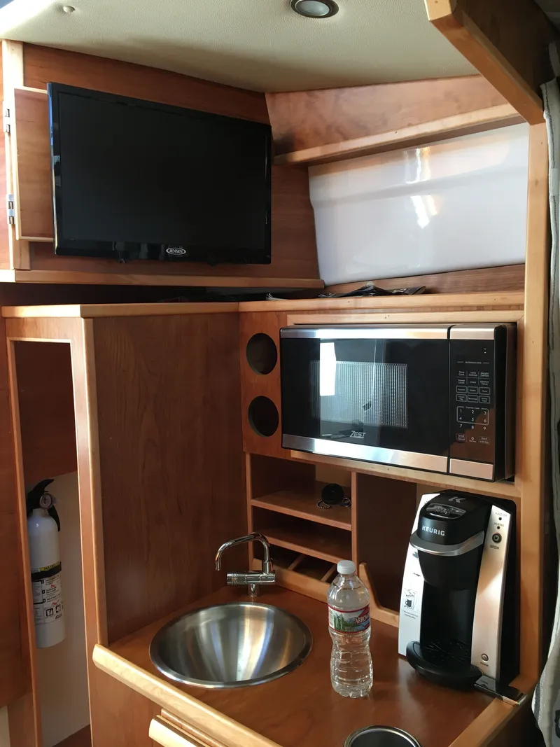 Slide: The Image of Cutwater C-28 2021 - 10