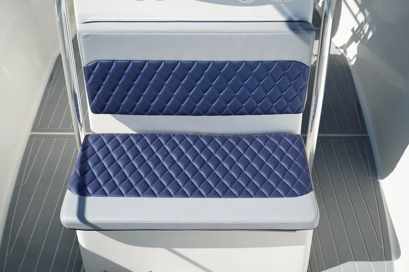 Slide: The Image of Blue diamond-stitched seating on 2002 Fish Hawk 230 CC boat. - 29