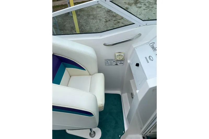 Slide: The Image of Interior of 2004 Envision 2900 Combo boat with white and teal seating. - 7