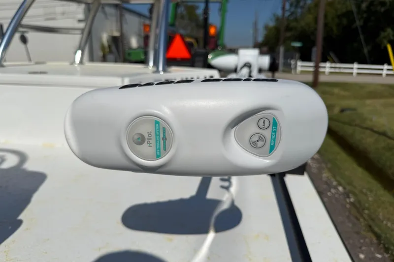 Slide: The Image of 2010 Shallow Sport 15 Classic boat with iPilot GPS trolling motor control. - 16