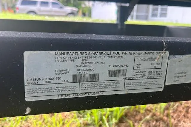 Slide: The Image of Label on a 2019 Sun Tracker Fishin' Barge 20 DLX trailer, showing specifications and manufacturing details. - 15