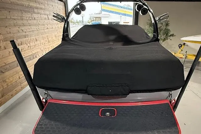 Slide: The Image of 2007 Malibu Wakesetter 20 VTX boat with cover, parked indoors. - 22