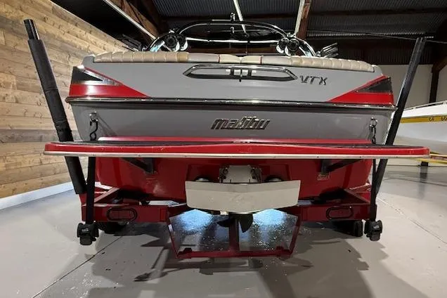 Slide: The Image of 2007 Malibu Wakesetter 20 VTX boat, rear view in a garage setting. - 4