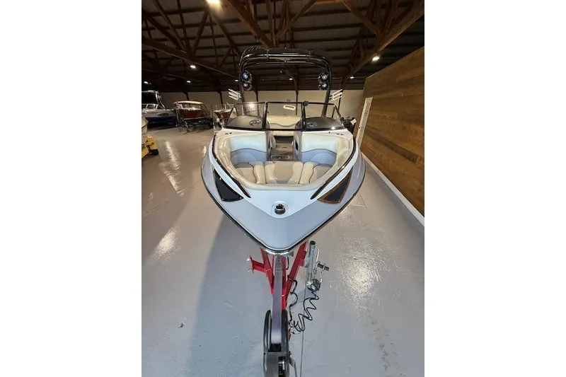 Slide: The Image of 2007 Malibu Wakesetter 20 VTX boat in indoor storage, front view. - 9