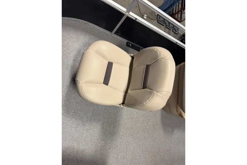 Slide: The Image of Beige seat on 2018 Sun Tracker Bass Buggy 18 DLX boat. - 5