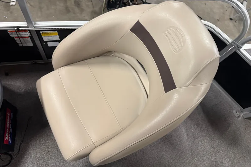 Slide: The Image of Beige captain's chair on 2018 Sun Tracker Bass Buggy 18 DLX pontoon boat. - 9