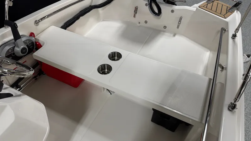 Slide: The Image of Boston Whaler 130 Super Sport 2026 - 16