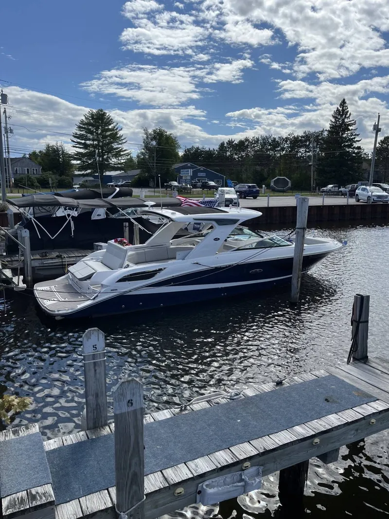 The Image of Sea Ray 350 SLX 2022 - 1