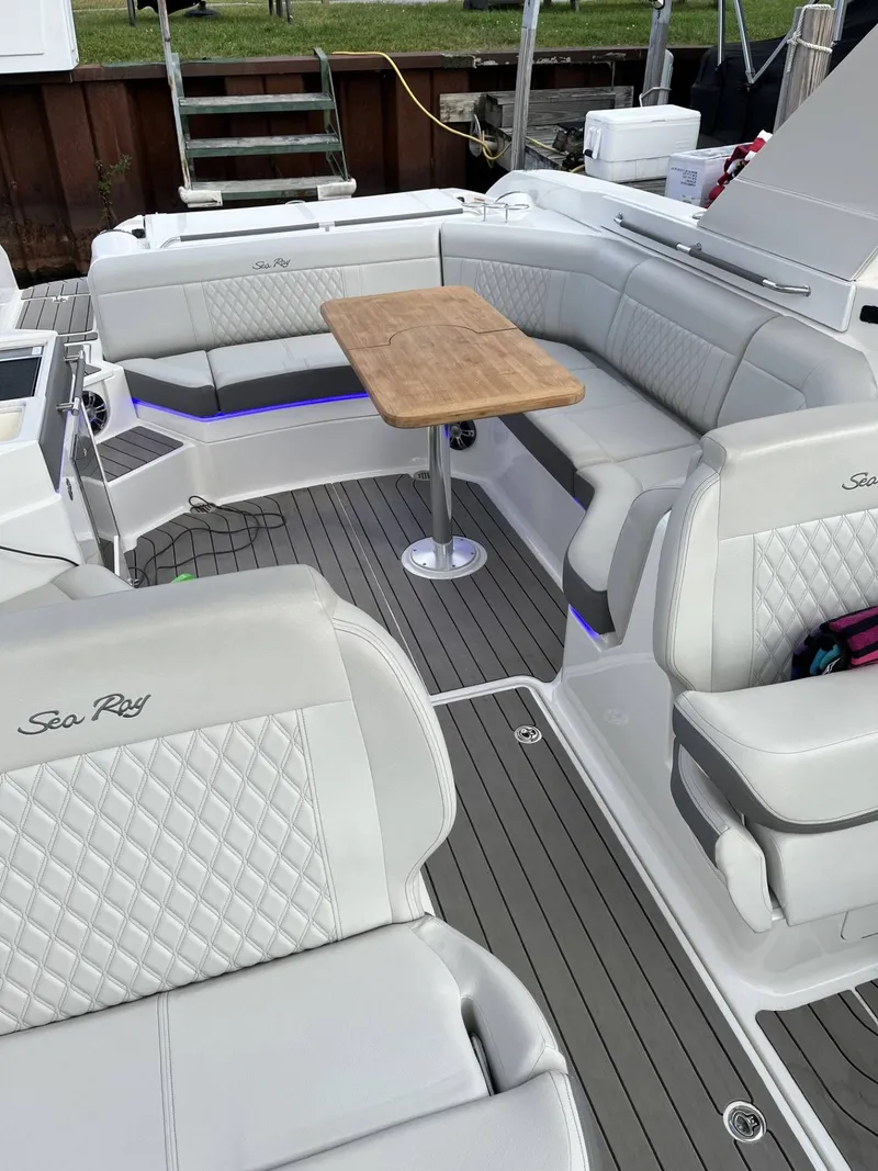 Slide: The Image of Sea Ray 350 SLX 2022 - 10