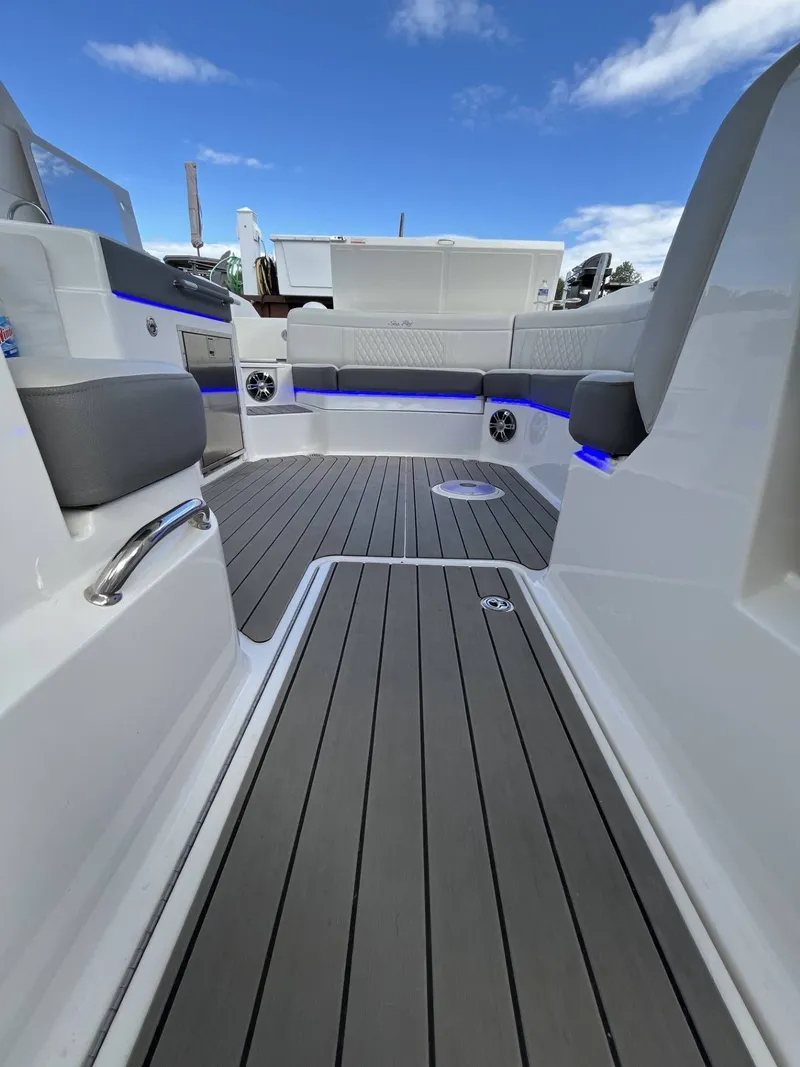 Slide: The Image of Sea Ray 350 SLX 2022 - 11