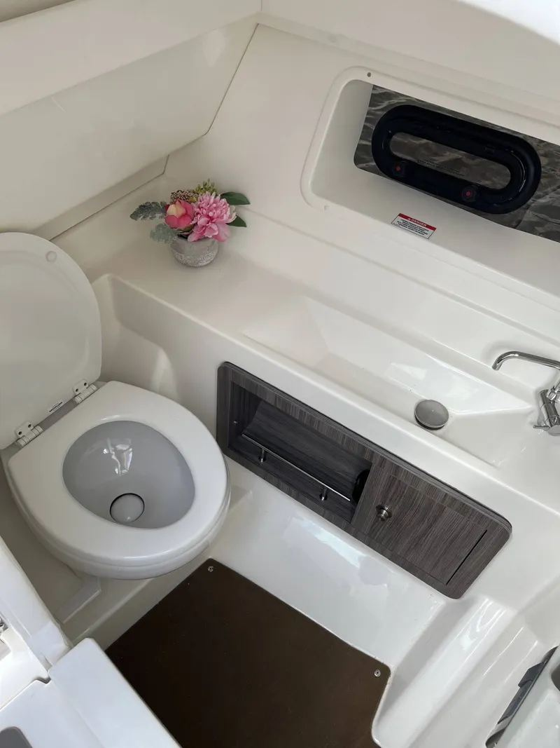 Slide: The Image of Sea Ray 350 SLX 2022 - 12