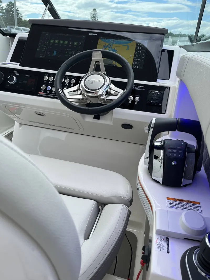 Slide: The Image of Sea Ray 350 SLX 2022 - 13