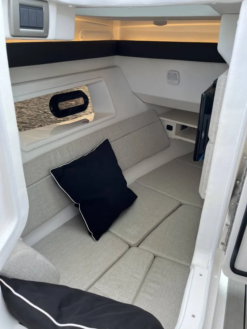 Slide: The Image of Sea Ray 350 SLX 2022 - 15