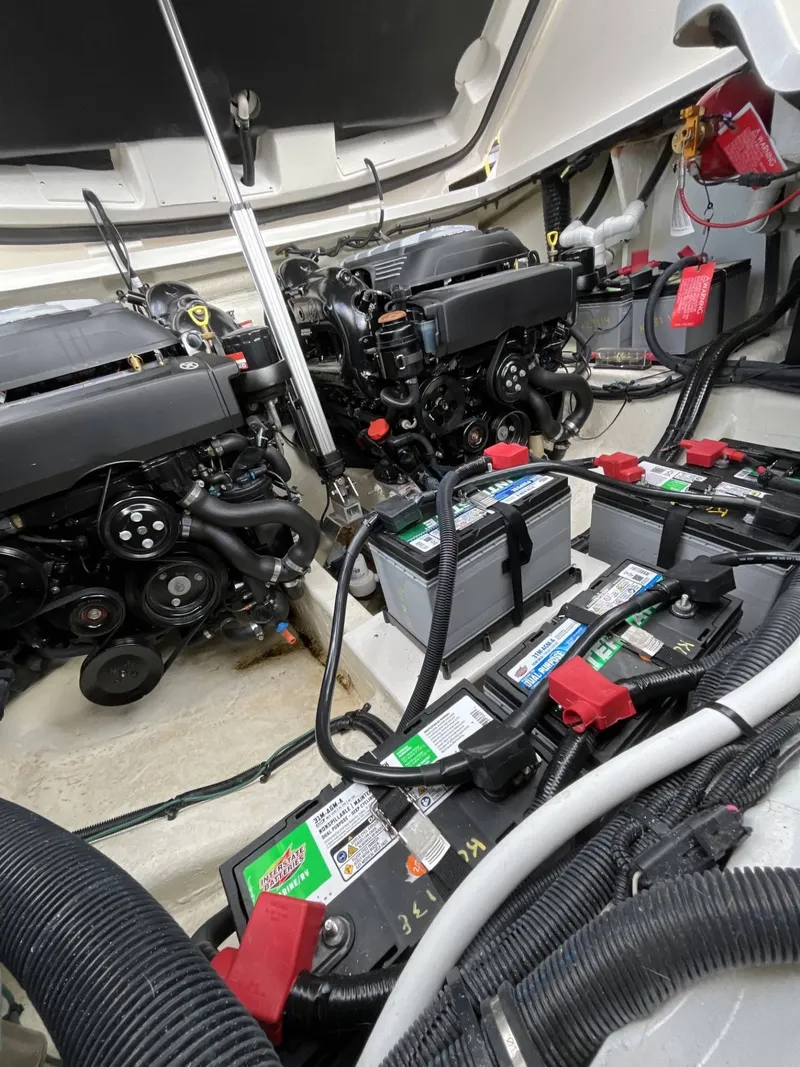 Slide: The Image of Sea Ray 350 SLX 2022 - 3