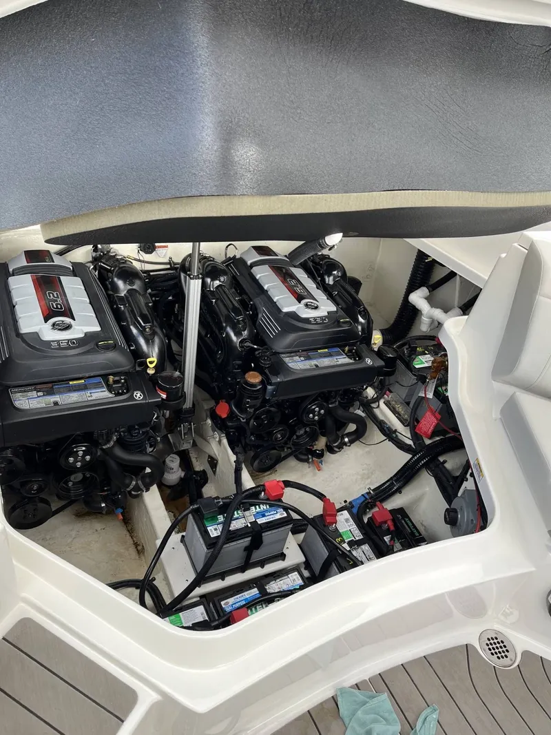 Slide: The Image of Sea Ray 350 SLX 2022 - 4