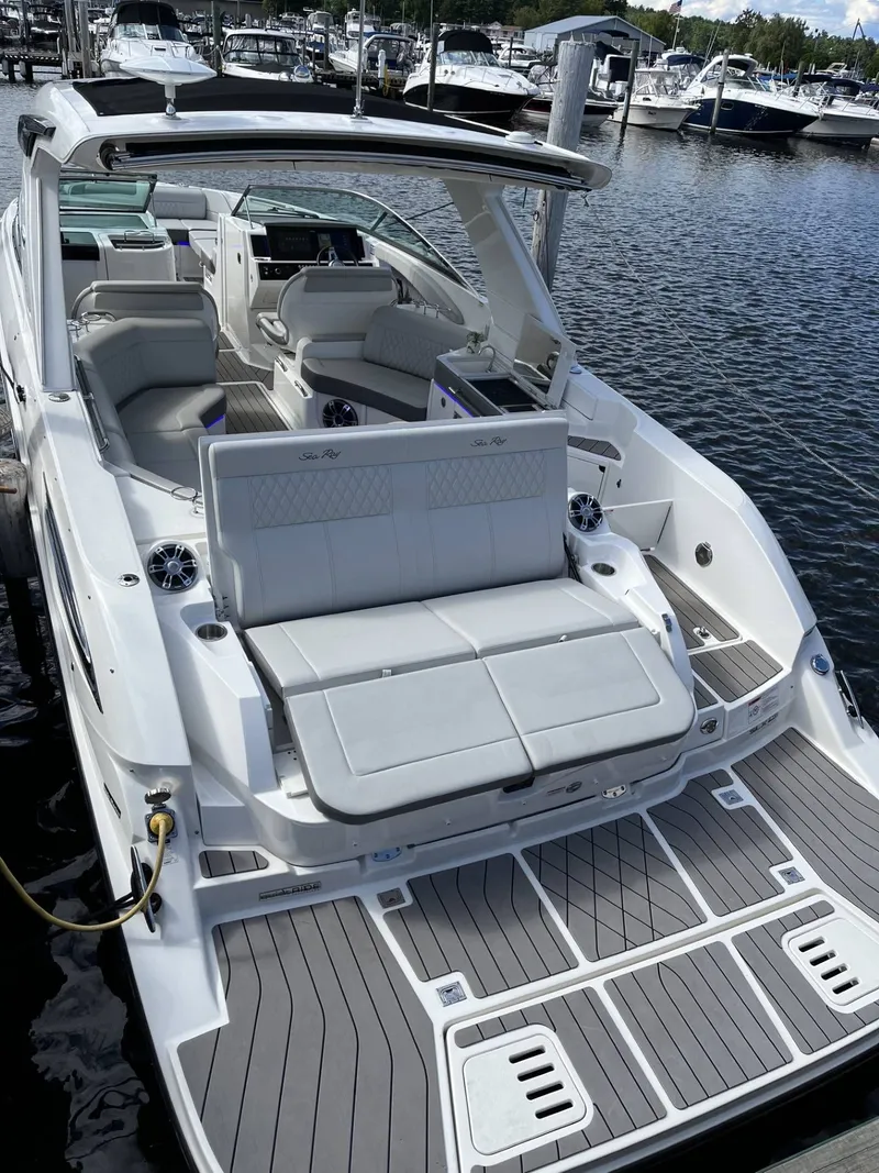 Slide: The Image of Sea Ray 350 SLX 2022 - 5
