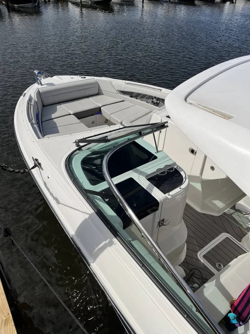 Slide: The Image of Sea Ray 350 SLX 2022 - 6