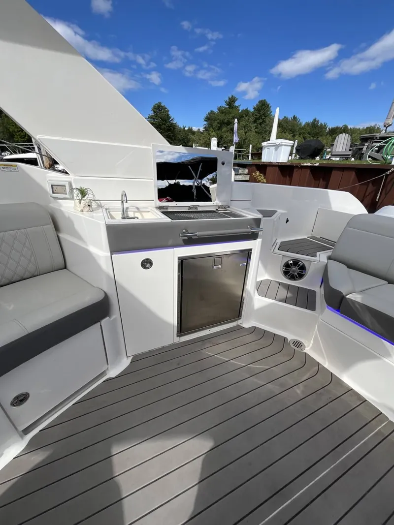 Slide: The Image of Sea Ray 350 SLX 2022 - 8