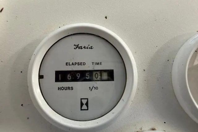 Slide: The Image of Hour meter showing 1695.0 hours on 2006 Baha Cruisers 277 GLE. - 17