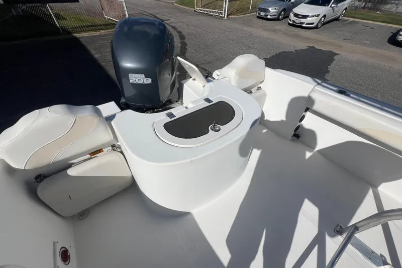Slide: The Image of 2007 NauticStar 2000 Offshore boat with Yamaha 200 engine, featuring seating and storage. - 29