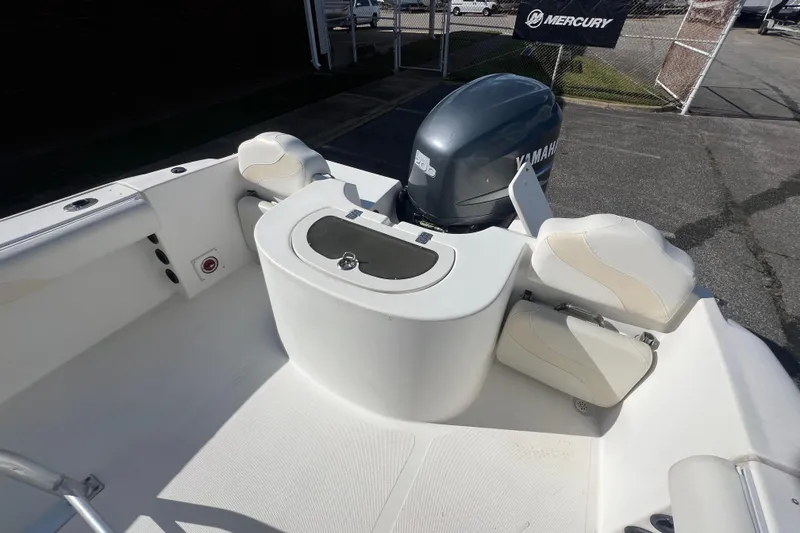 Slide: The Image of 2007 NauticStar 2000 Offshore boat interior with Yamaha engine, featuring seating and storage. - 30