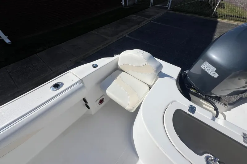 Slide: The Image of 2007 NauticStar 2000 Offshore boat with Yamaha 200 engine, featuring a comfortable seating area. - 31