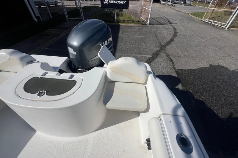 Slide: The Image of 2007 NauticStar 2000 Offshore boat with Yamaha engine, featuring comfortable seating and storage. - 32