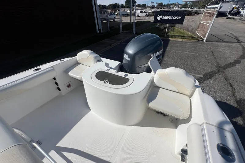 Slide: The Image of 2007 NauticStar 2000 Offshore boat interior with Yamaha engine, featuring seating and storage. - 33