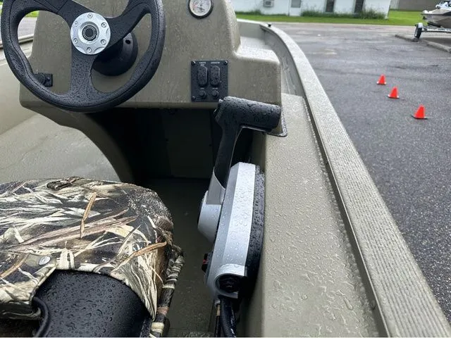 Slide: The Image of Tracker Grizzly 1754SC 2026 - 10