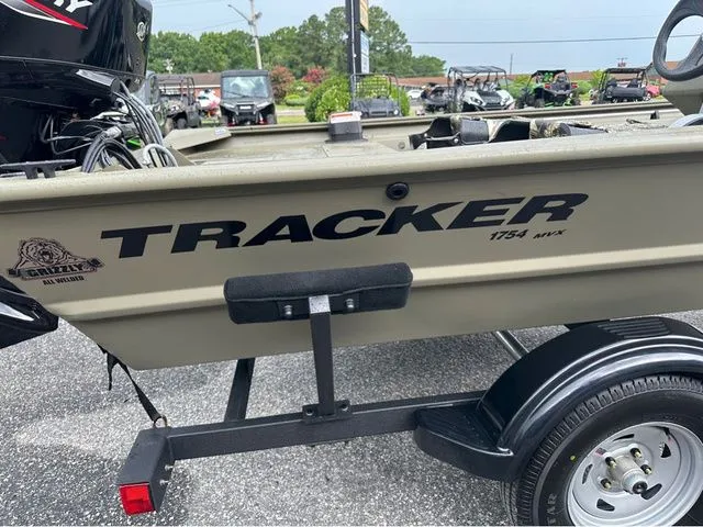 Slide: The Image of Tracker Grizzly 1754SC 2026 - 11