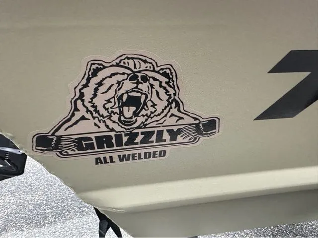 Slide: The Image of Tracker Grizzly 1754SC 2026 - 12