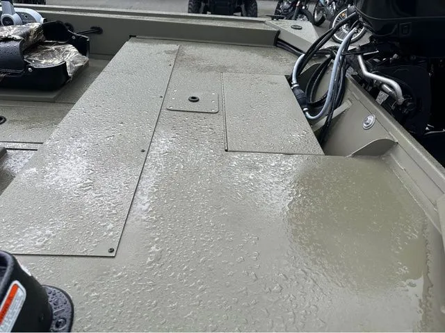 Slide: The Image of Tracker Grizzly 1754SC 2026 - 4