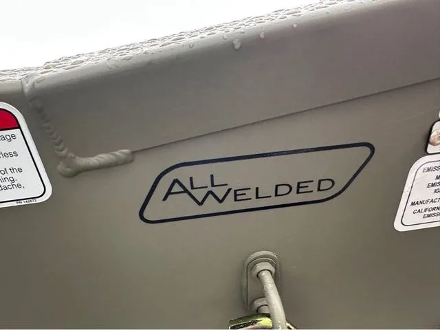 Slide: The Image of Tracker Grizzly 1754SC 2026 - 6