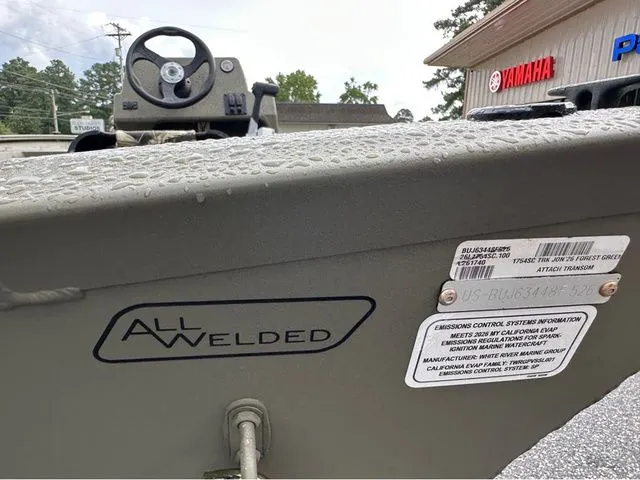 Slide: The Image of Tracker Grizzly 1754SC 2026 - 7