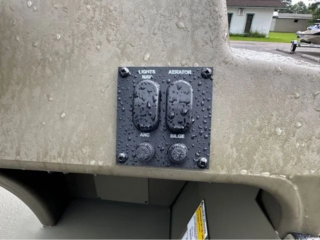 Slide: The Image of Tracker Grizzly 1754SC 2026 - 8