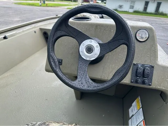 Slide: The Image of Tracker Grizzly 1754SC 2026 - 9