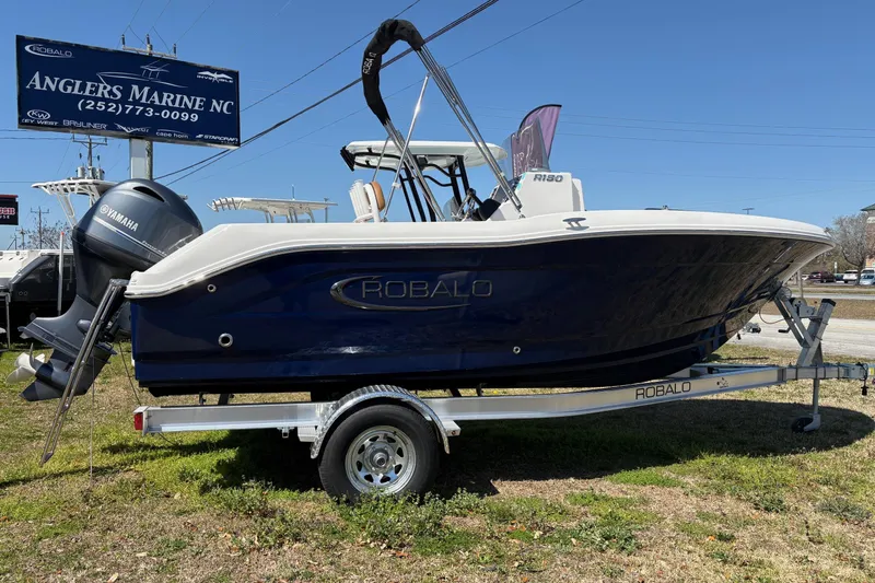 The Image of Robalo R180 Center Console 2026 - 1