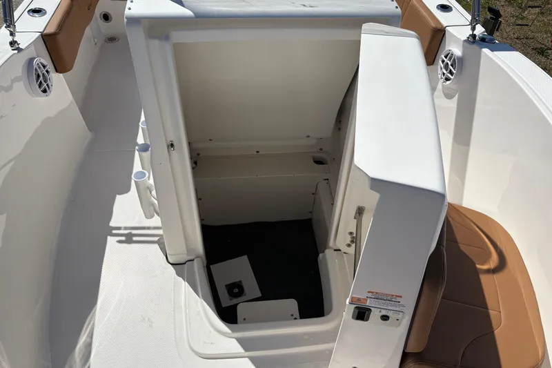 Slide: The Image of Robalo R180 Center Console 2026 - 4