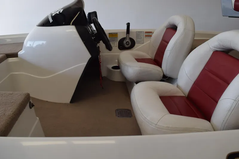 Slide: The Image of 2006 Nitro 640 LX boat interior with red and white seats, steering console. - 4
