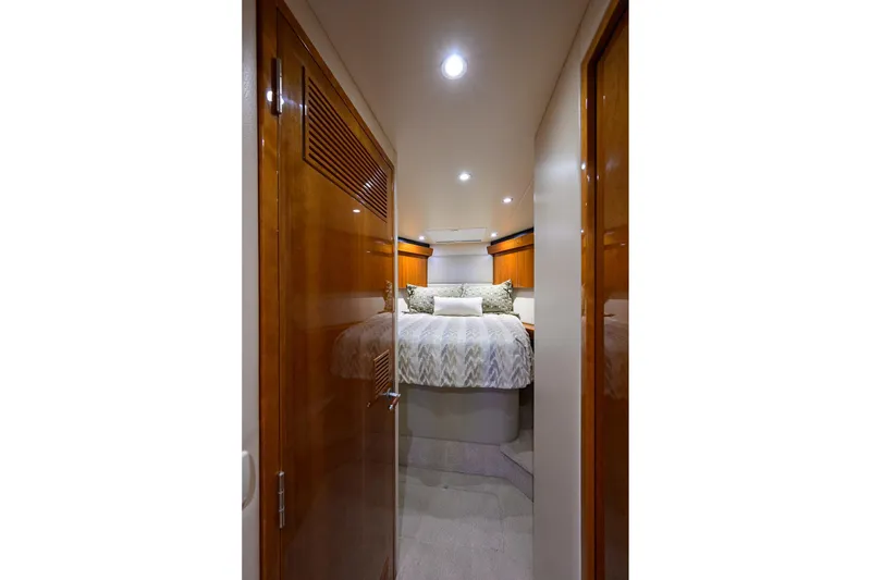 Slide: The Image of Hatteras 54 Sea Nyle - Bow Stateroom - 43