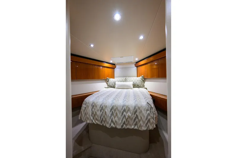 Slide: The Image of Hatteras 54 Sea Nyle - Bow Stateroom - 44