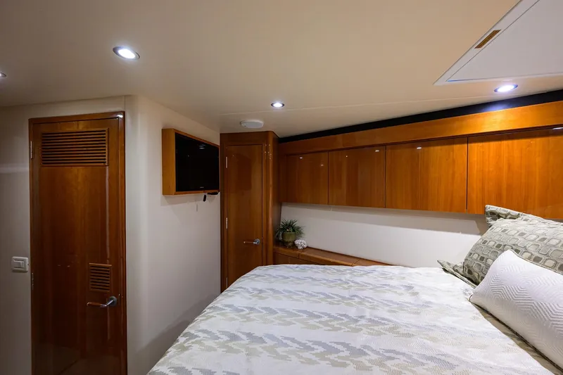 Slide: The Image of Hatteras 54 Sea Nyle - Bow Stateroom - 46