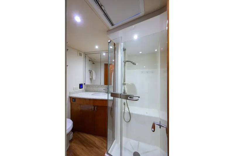 Slide: The Image of Hatteras 54 Sea Nyle - Guest Head - 48