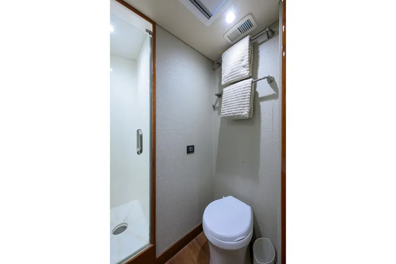 Slide: The Image of Hatteras 54 Sea Nyle - Master Ensuite Head - 65