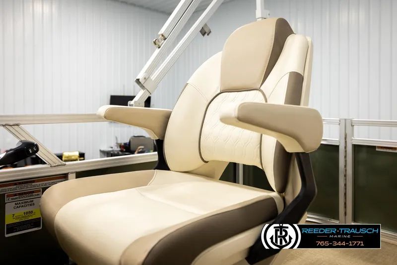 Slide: The Image of Luxurious Avalon VEN BF 2023 boat seat in a modern marine setting. - 37