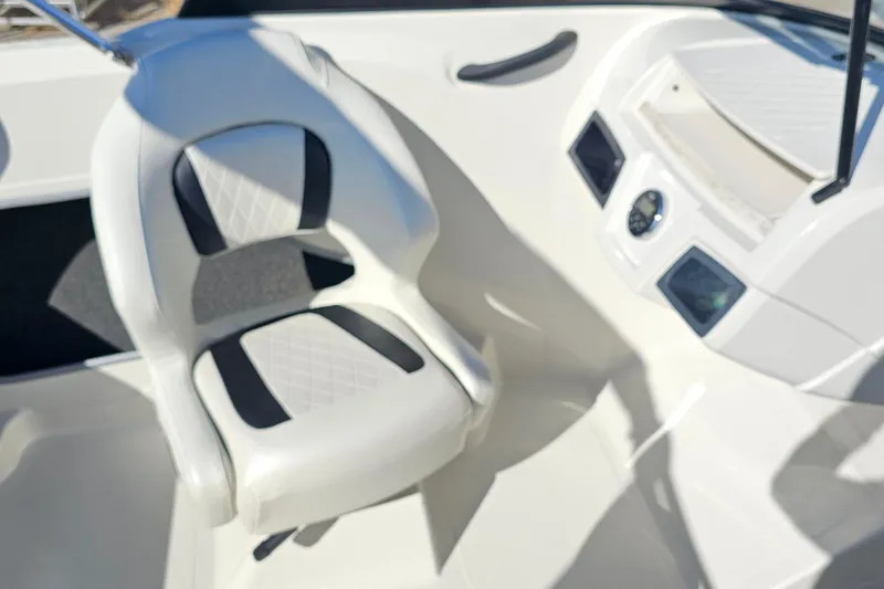 Slide: The Image of 2016 Tahoe 400 TF boat interior with white and black seating. - 7