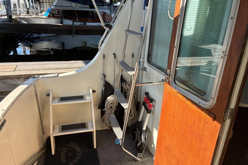 Slide: The Image of Tollycraft 30 Sedan - Cockpit - 11